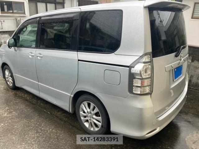 Toyota VOXY 2010-11 7226860-3