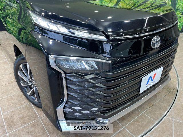 Toyota VOXY 2023-10 7226986-12