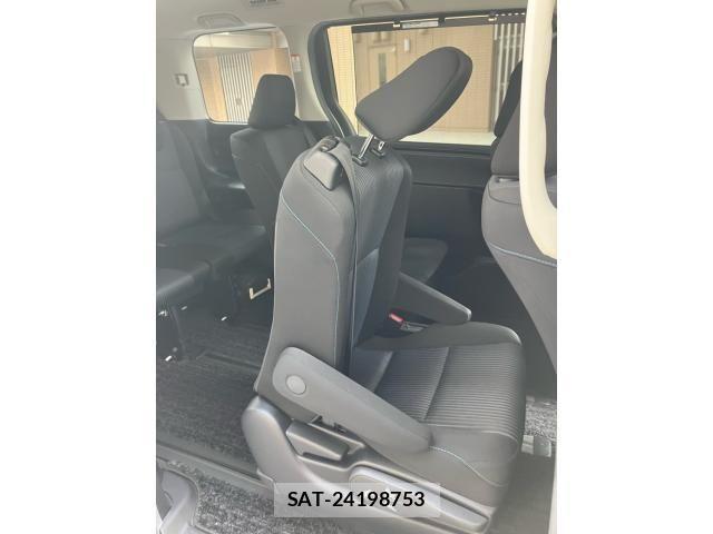 Toyota VOXY 2014-01 7226873-17