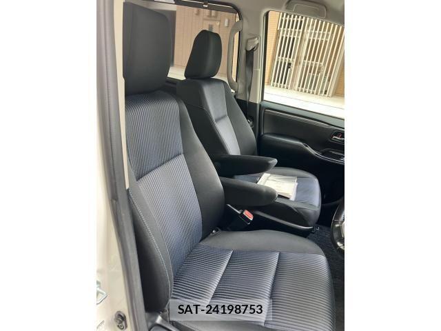 Toyota VOXY 2014-01 7226873-18