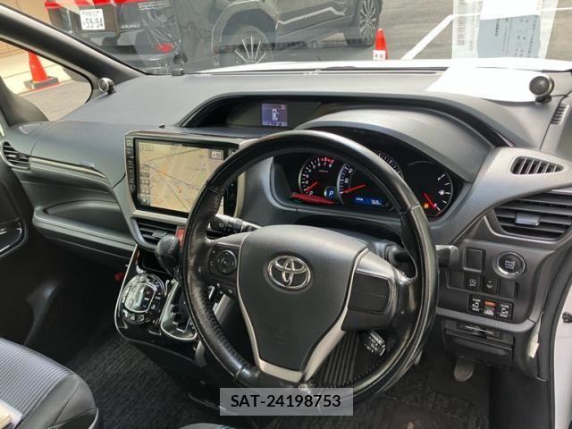 Toyota VOXY 2014-01 7226873-19