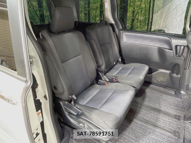 Toyota VOXY 2017-06 7226905-8