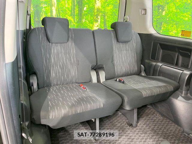 Toyota VOXY 2012-03 7226864-9