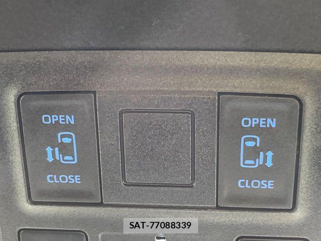 Toyota VOXY 2023-07 7226982-5