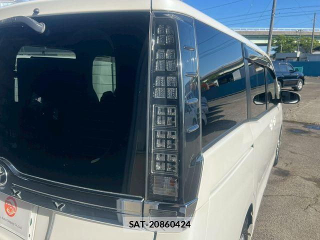 Toyota VOXY 2014-04 7226880-11