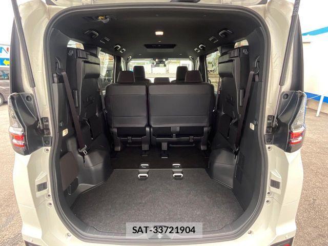 Toyota VOXY 2024-10 7252774-11
