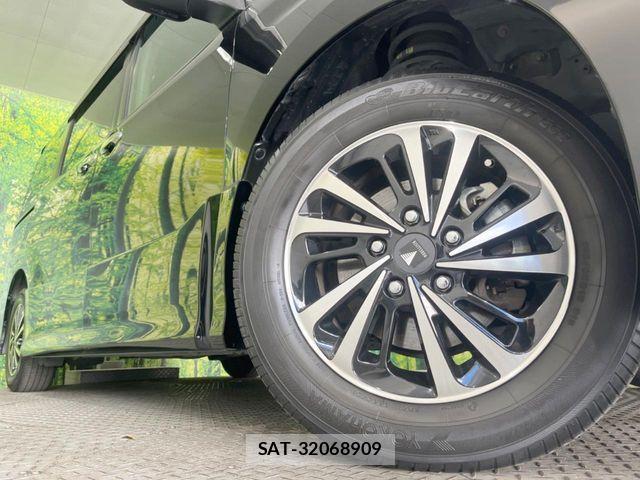Toyota VOXY 2018-06 7252784-13