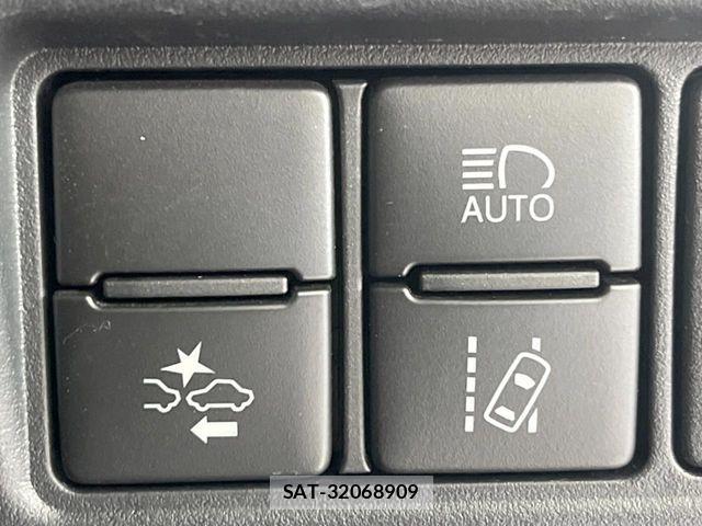 Toyota VOXY 2018-06 7252784-6