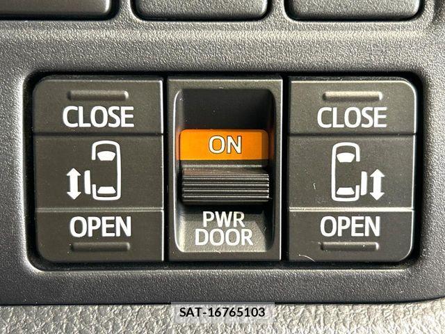 Toyota VOXY 2018-08 7252782-4