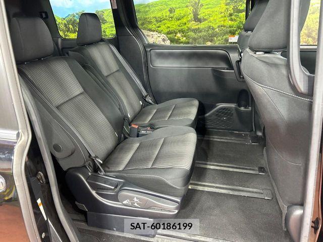 Toyota VOXY 2019-08 7252773-8
