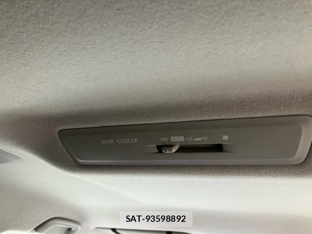 Toyota VOXY 2017-03 7252798-17