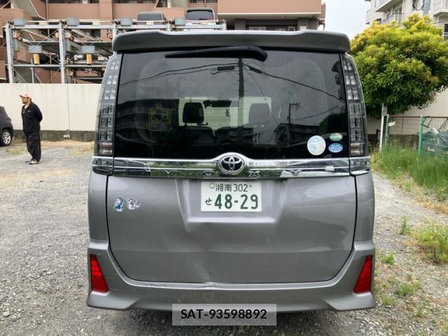 Toyota VOXY 2017-03 7252798-5