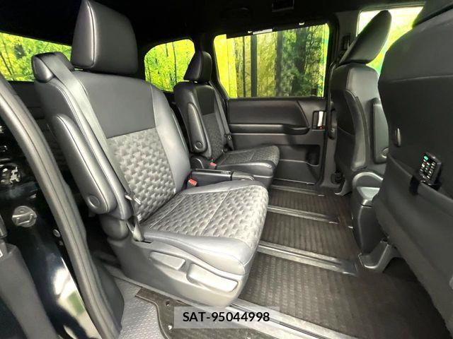 Toyota VOXY 2023-07 7252763-9