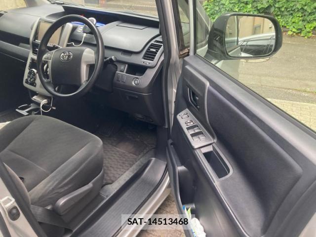 Toyota VOXY 2013-01 7252808-10