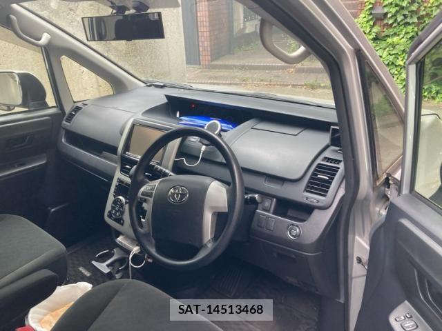 Toyota VOXY 2013-01 7252808-11