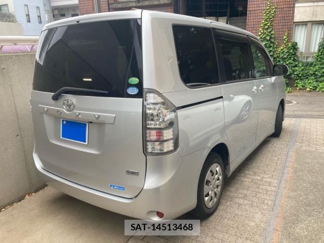 Toyota VOXY 2013-01 7252808-2