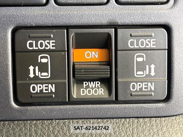Toyota VOXY 2016-06 7252787-5
