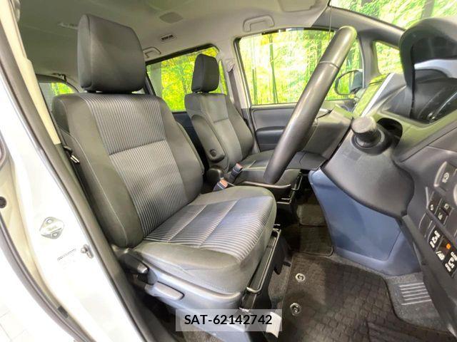 Toyota VOXY 2016-06 7252787-6
