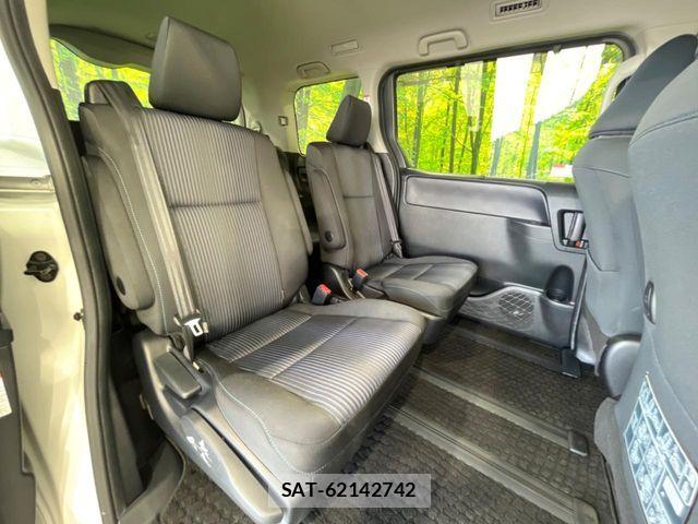 Toyota VOXY 2016-06 7252787-7