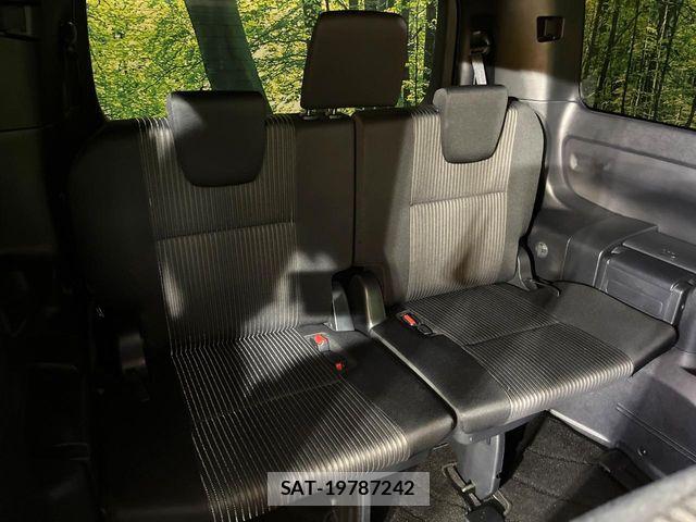 Toyota VOXY 2018-04 7252780-9