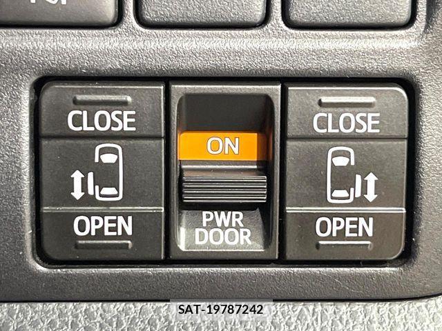 Toyota VOXY 2018-04 7252780-5