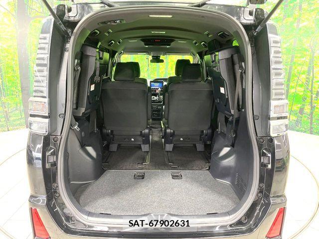 Toyota VOXY 2019-03 7252777-11