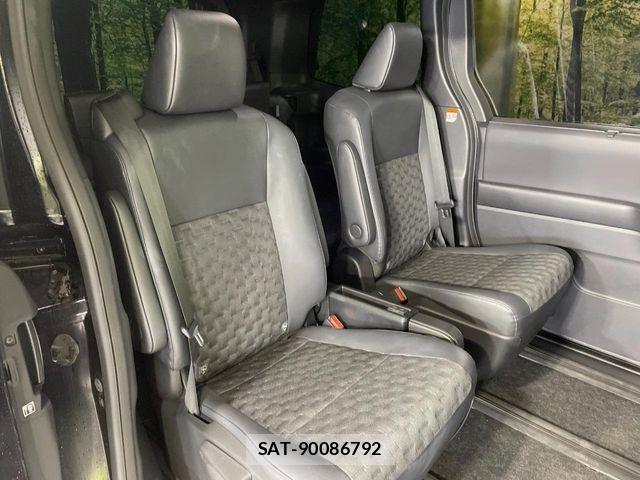 Toyota VOXY 2023-06 7252770-8