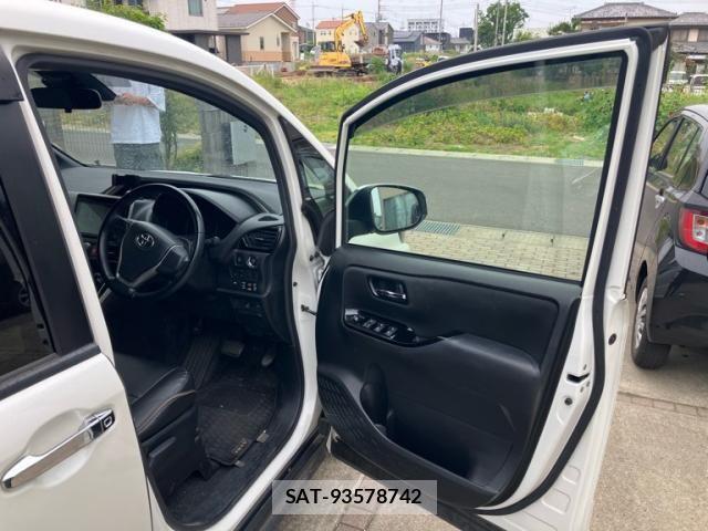 Toyota VOXY 2019-08 7252785-10