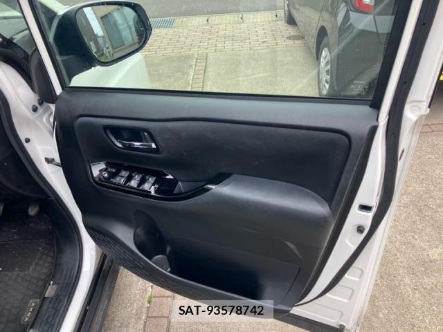 Toyota VOXY 2019-08 7252785-11