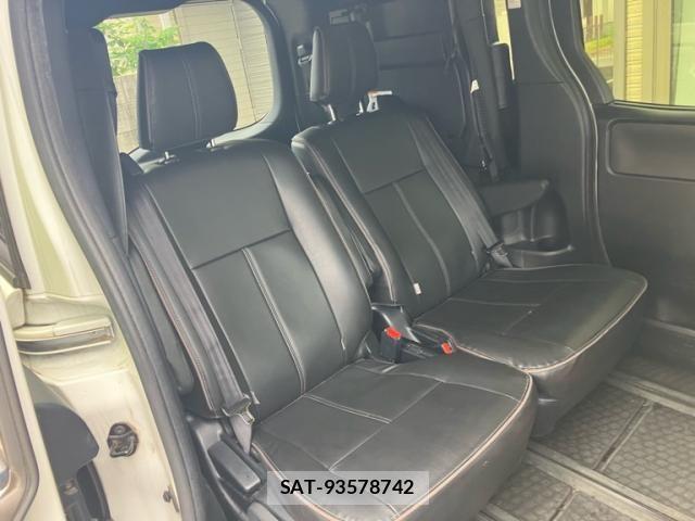 Toyota VOXY 2019-08 7252785-15