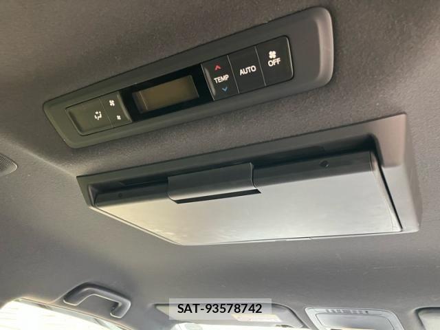Toyota VOXY 2019-08 7252785-17