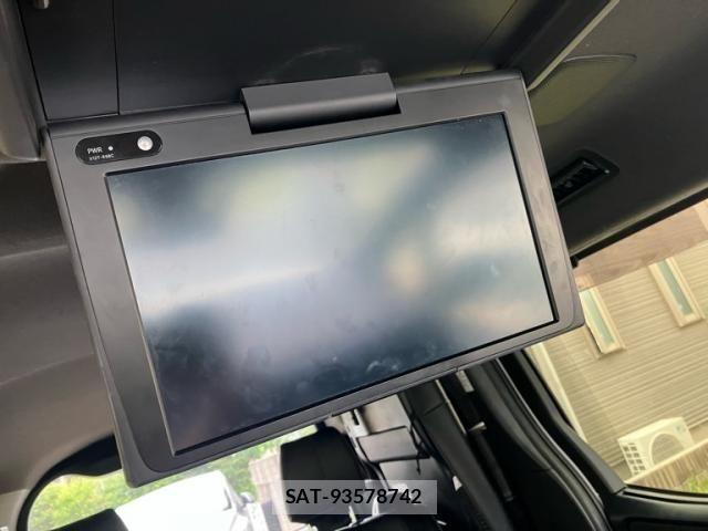 Toyota VOXY 2019-08 7252785-26