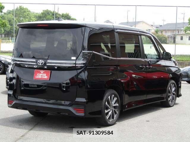 Toyota VOXY 2023-04 7252771-17