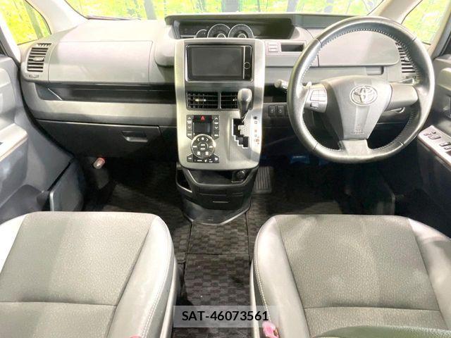 Toyota VOXY 2013-06 7273246-1
