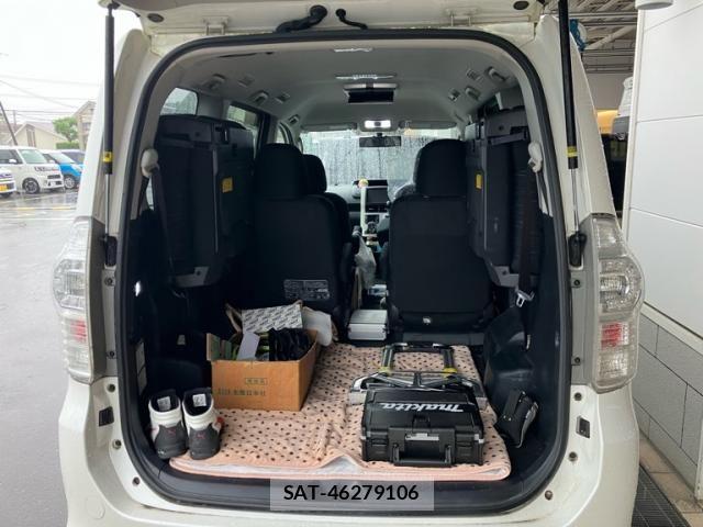 Toyota VOXY 2011-09 7273248-11