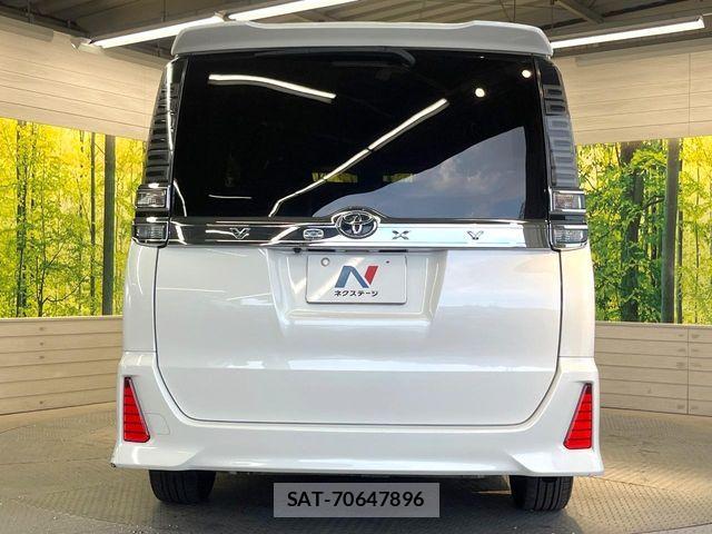 Toyota VOXY 2018-08 7271604-15