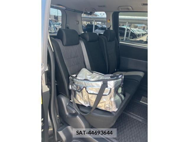 Toyota VOXY 2010-10 7273247-14
