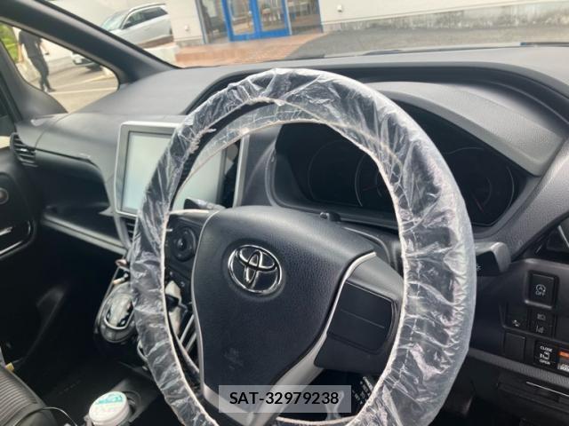 Toyota VOXY 2017-09 7272681-8