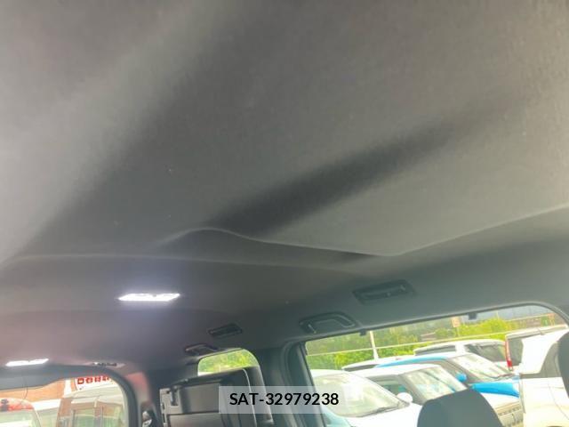 Toyota VOXY 2017-09 7272681-10