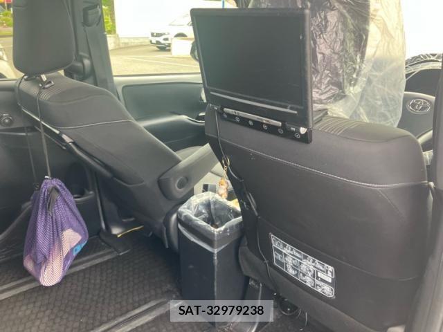 Toyota VOXY 2017-09 7272681-11