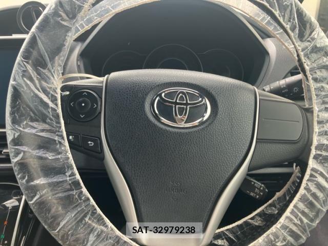 Toyota VOXY 2017-09 7272681-15