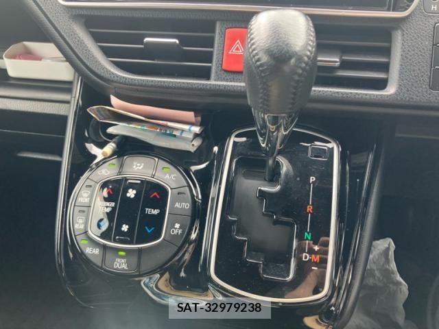 Toyota VOXY 2017-09 7272681-17