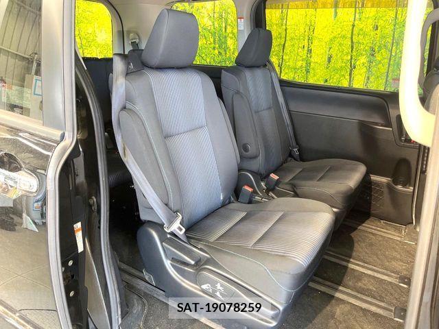 Toyota VOXY 2016-02 7271608-8