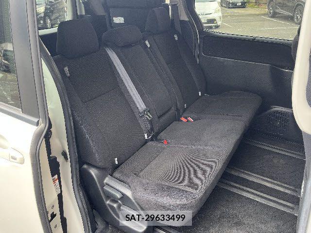 Toyota VOXY 2014-02 7271598-9