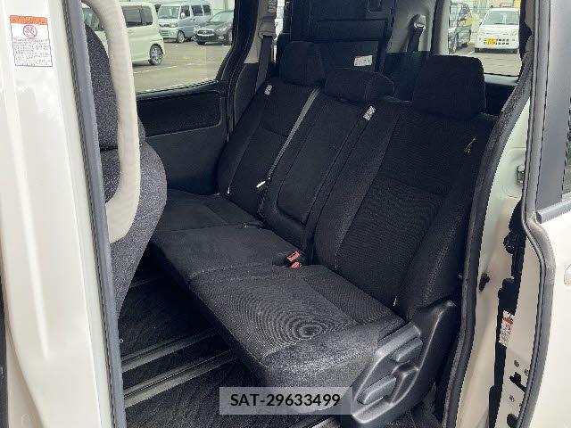 Toyota VOXY 2014-02 7271598-12