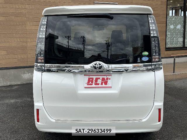 Toyota VOXY 2014-02 7271598-25