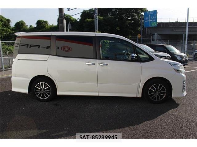 Toyota VOXY 2015-08 7331076-9