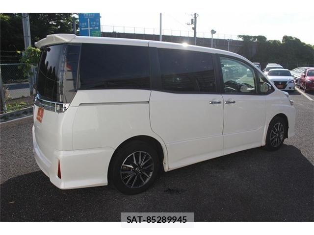 Toyota VOXY 2015-08 7331076-10