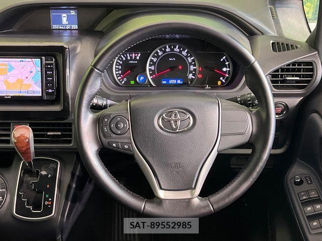 Toyota VOXY 2015-10 7331084-11