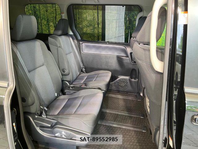 Toyota VOXY 2015-10 7331084-8
